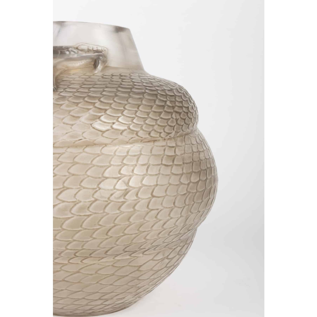Vase « Serpent » verre blanc patiné gris-vert de René LALIQUE