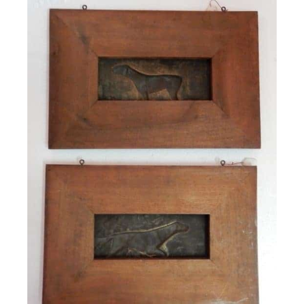 1900′ Paire de Bas Reliefs En Bronze Sur Noyer, Chiens D’Arrêt