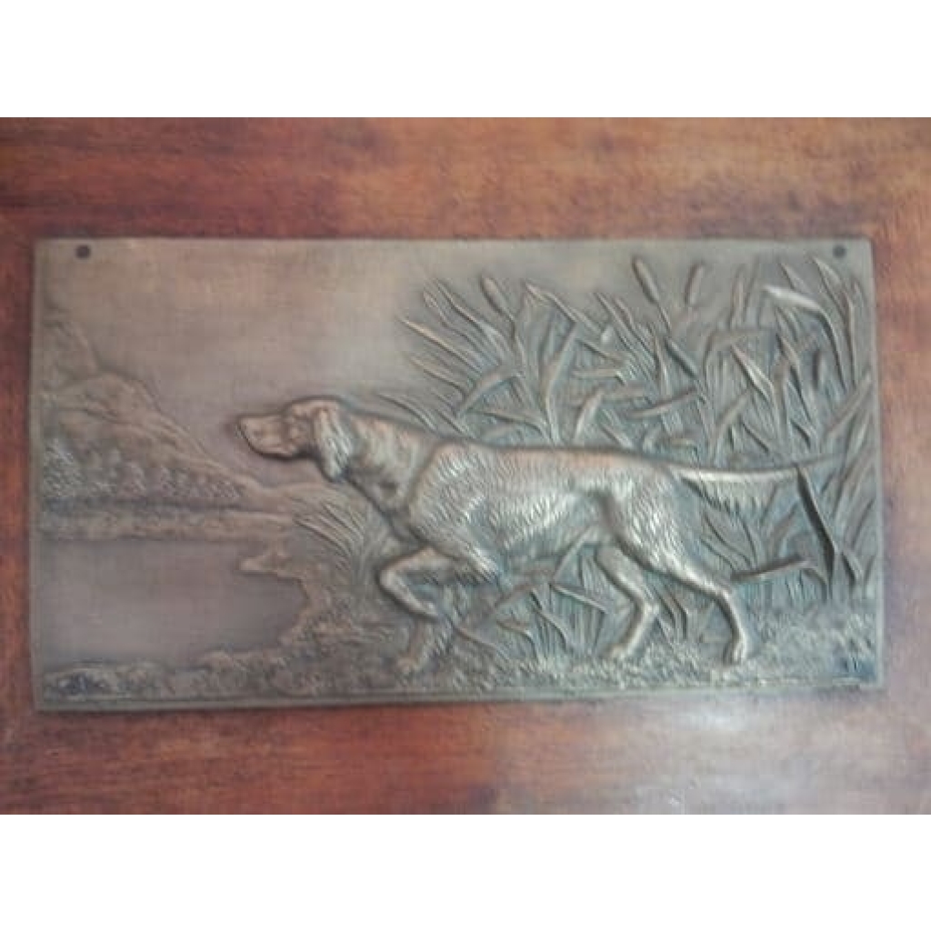 1900′ Paire de Bas Reliefs En Bronze Sur Noyer, Chiens D’Arrêt