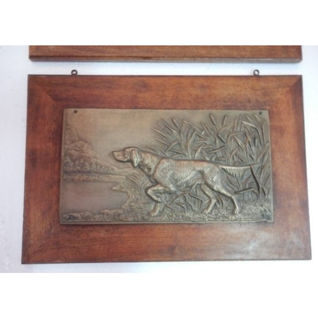 1900′ Paire de Bas Reliefs En Bronze Sur Noyer, Chiens D’Arrêt