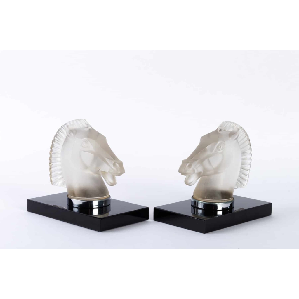 Paire de Mascottes Serre-Livres « Longchamp B » verre blanc socle sur base verre opalin noir de René LALIQUE