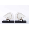 Paire de Mascottes Serre-Livres « Longchamp B » verre blanc socle sur base verre opalin noir de René LALIQUE