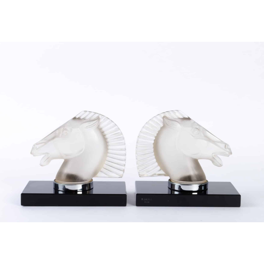 Paire de Mascottes Serre-Livres « Longchamp B » verre blanc socle sur base verre opalin noir de René LALIQUE