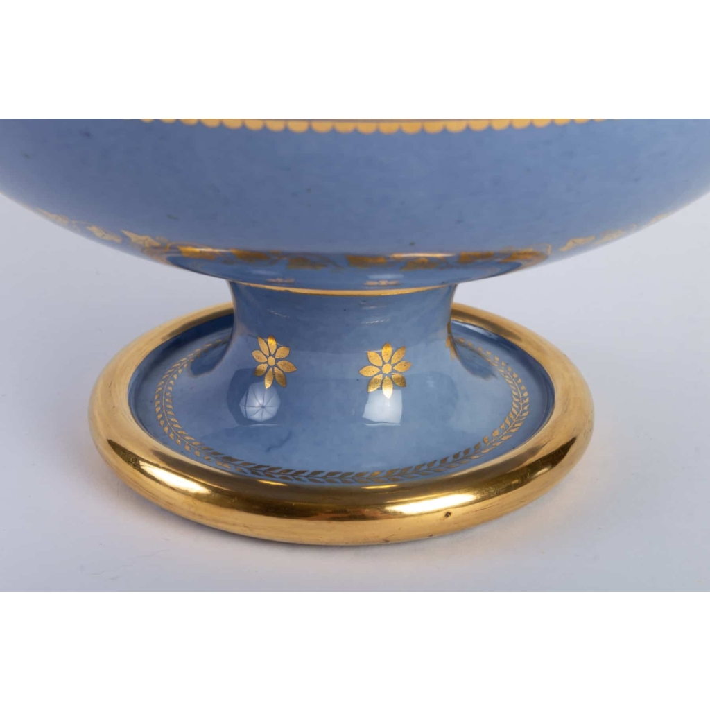 Coupe de la Manufacture de Sèvres bleu pâle et or datée et signée 1864 | Biron Coupe de la Manufacture de Sèvres bleu pâle et or datée et signée 1864