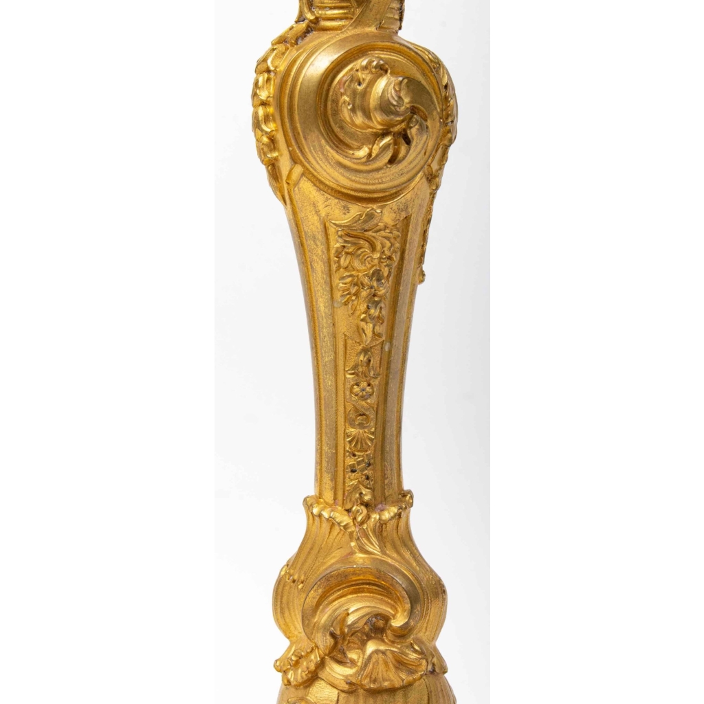 Paire de bougeoirs de style Louis XV.