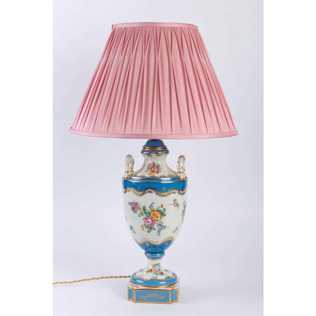 Lampe en porcelaine de Sèvres de style Louis XV 19e sicèle | Biron |||||||||