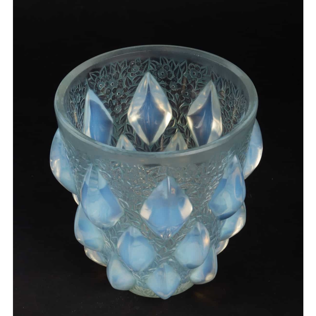 Vase « Rampillon » verre opalescent patiné vert de René LALIQUE