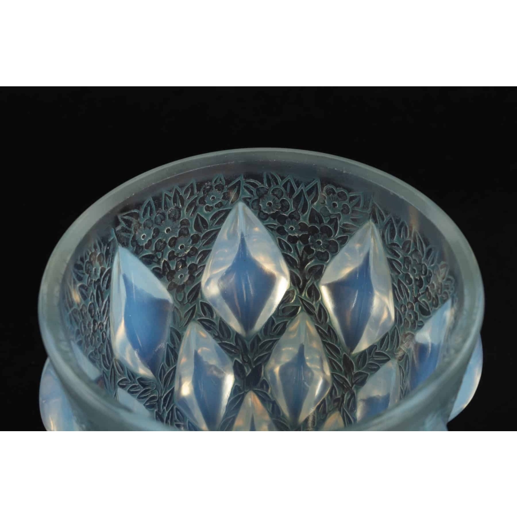 Vase « Rampillon » verre opalescent patiné vert de René LALIQUE
