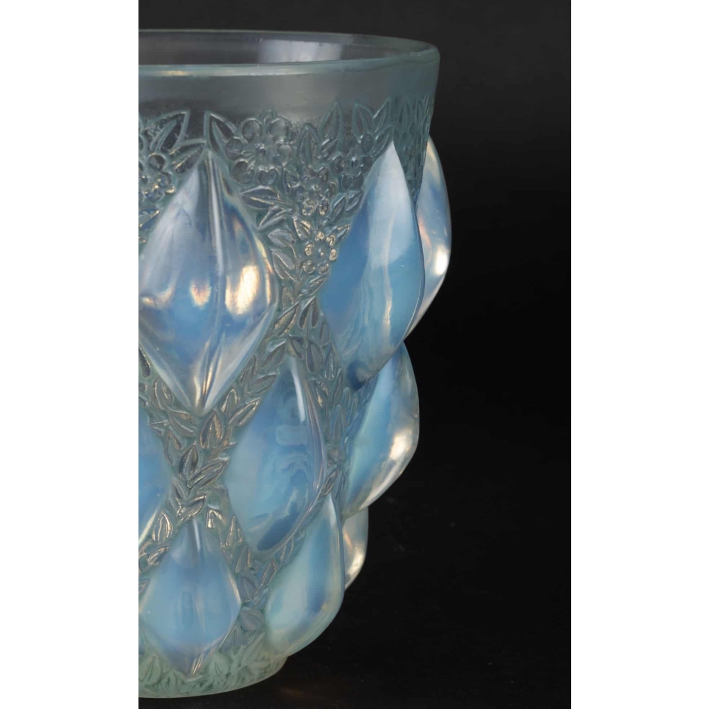 Vase « Rampillon » verre opalescent patiné vert de René LALIQUE