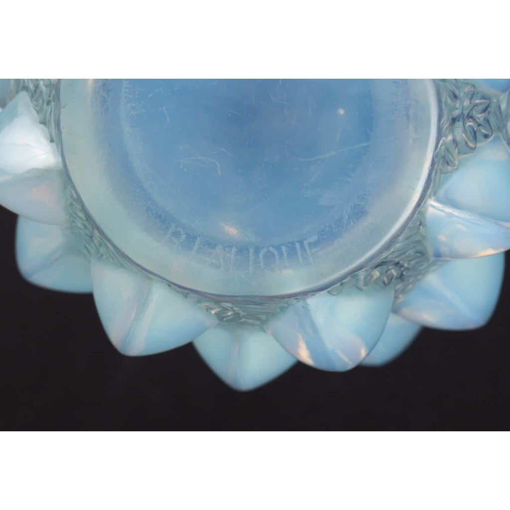 Vase « Rampillon » verre opalescent patiné vert de René LALIQUE
