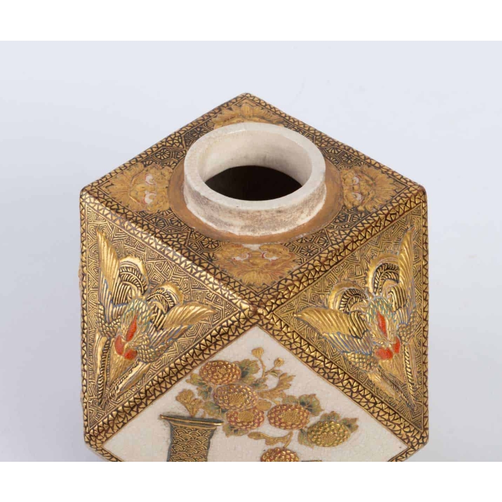 Petit vase en faïence de Satsuma époque Meiji 19e siècle | Biron Petit vase en faïence de Satsuma époque Meiji 19e siècle