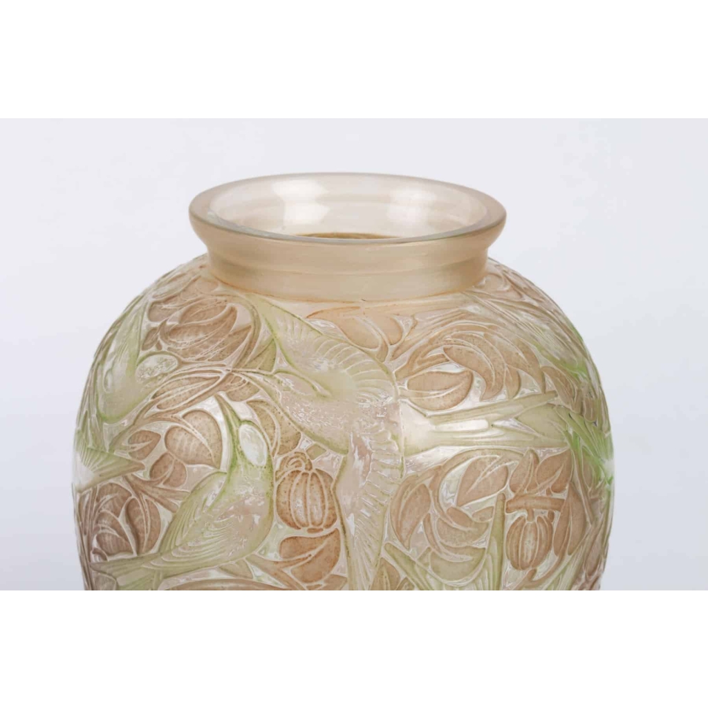 Vase « Martin Pêcheurs » verre blanc patiné sepia et vert de René LALIQUE