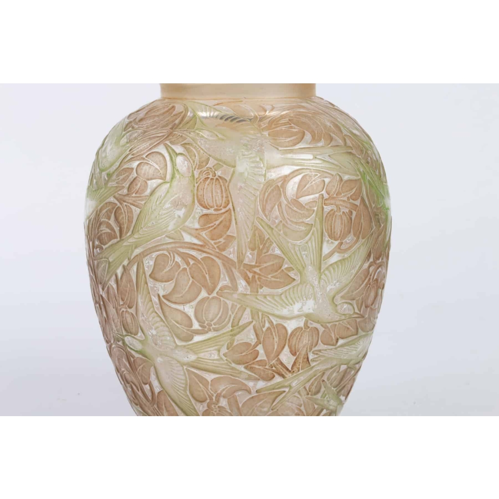 Vase « Martin Pêcheurs » verre blanc patiné sepia et vert de René LALIQUE