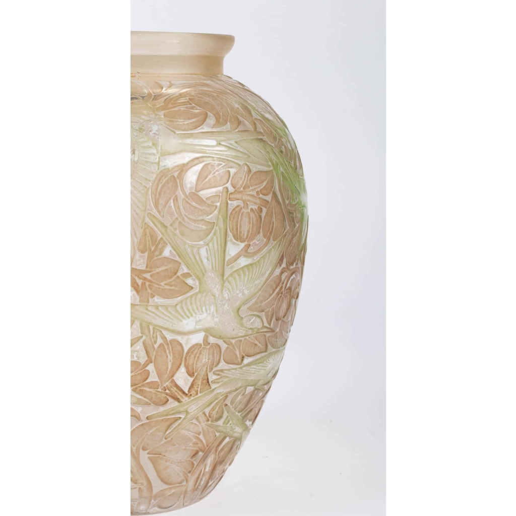 Vase « Martin Pêcheurs » verre blanc patiné sepia et vert de René LALIQUE