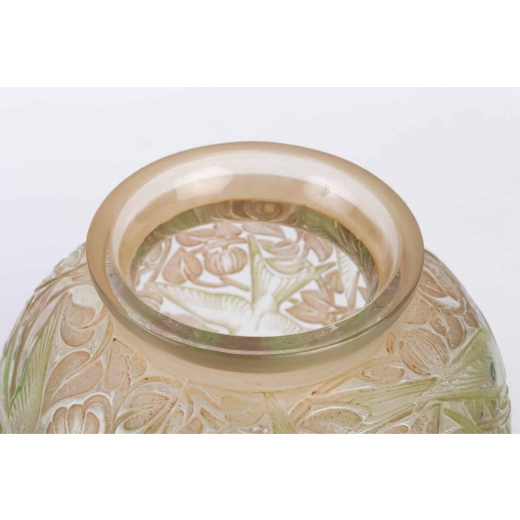 Vase « Martin Pêcheurs » verre blanc patiné sepia et vert de René LALIQUE