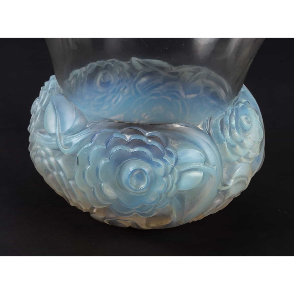 Vase « Renoncules » verre opalescent patiné gris de René LALIQUE