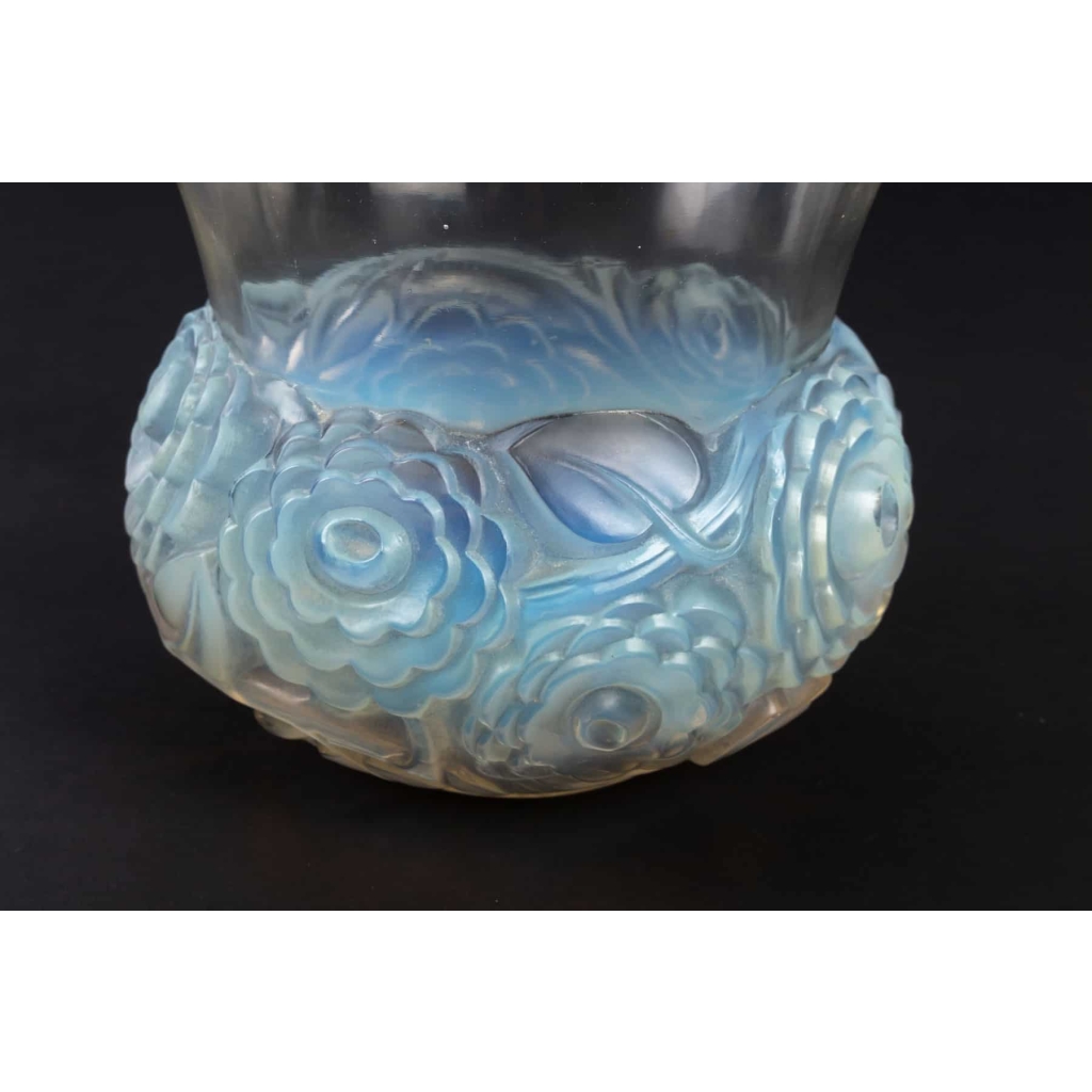 Vase « Renoncules » verre opalescent patiné gris de René LALIQUE