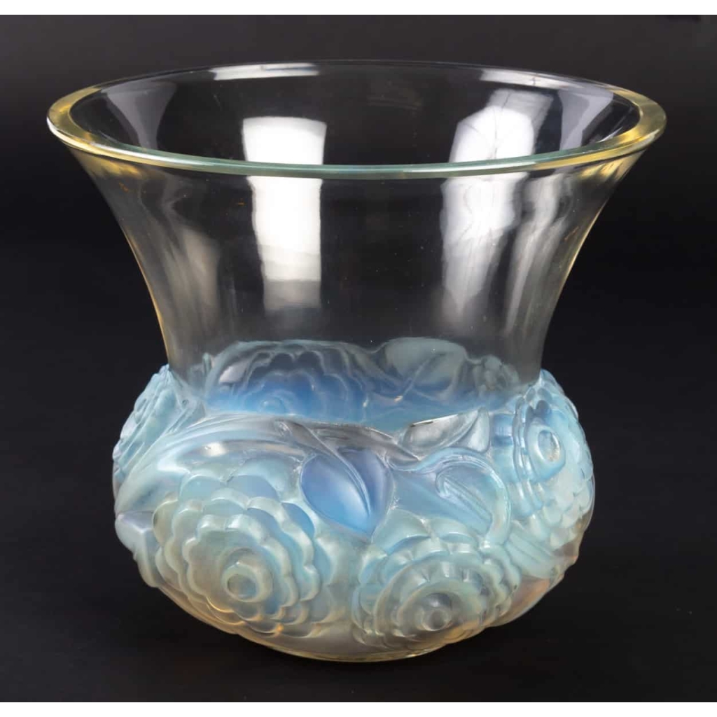 Vase « Renoncules » verre opalescent patiné gris de René LALIQUE