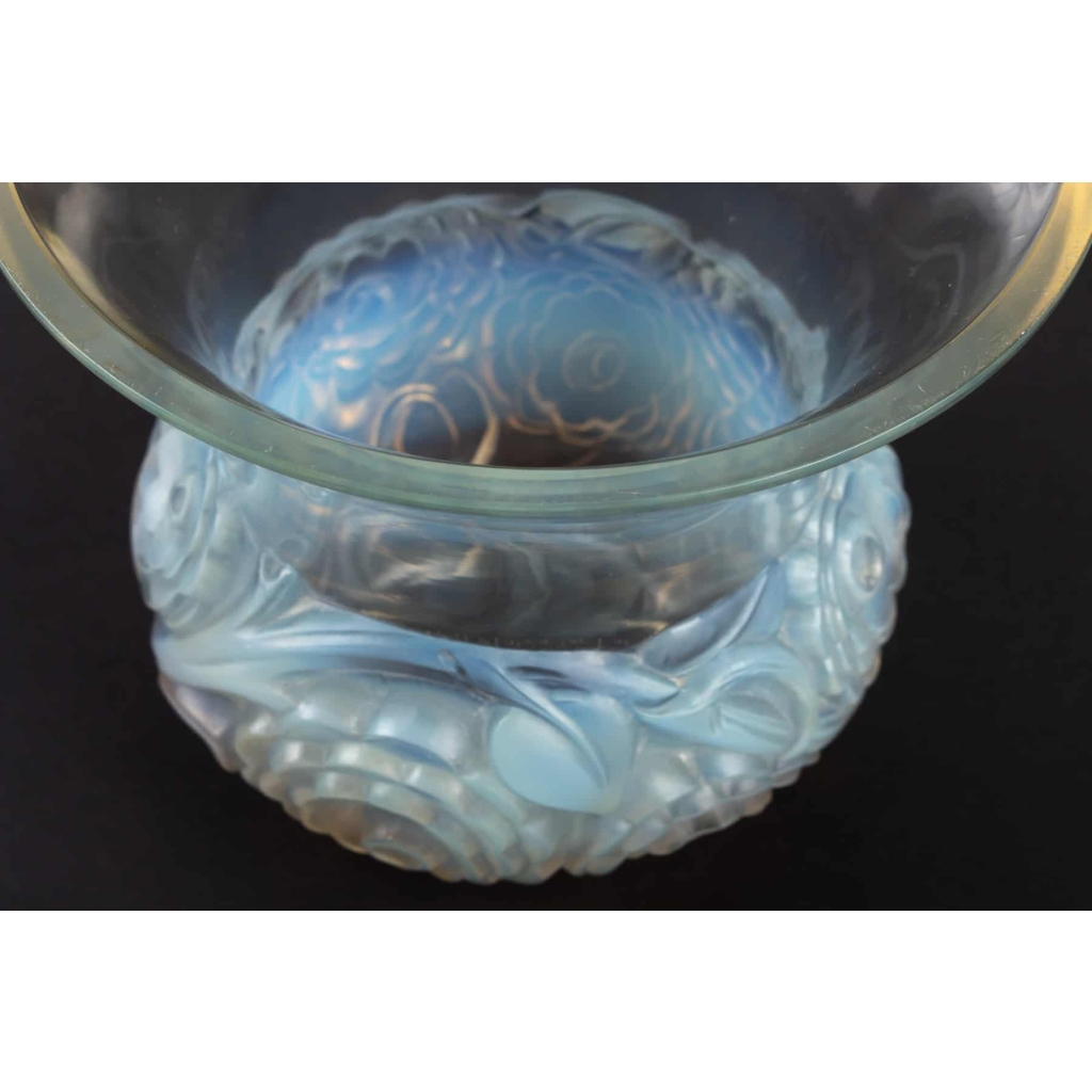 Vase « Renoncules » verre opalescent patiné gris de René LALIQUE