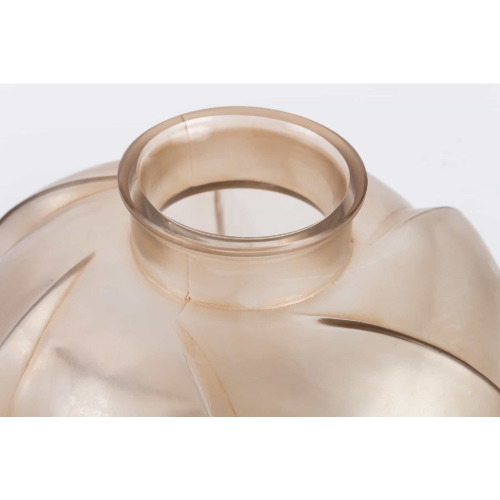 Vase « Périgord » verre blanc patiné sepia de René LALIQUE | Biron Vase « Périgord » verre blanc patiné sepia de René LALIQUE