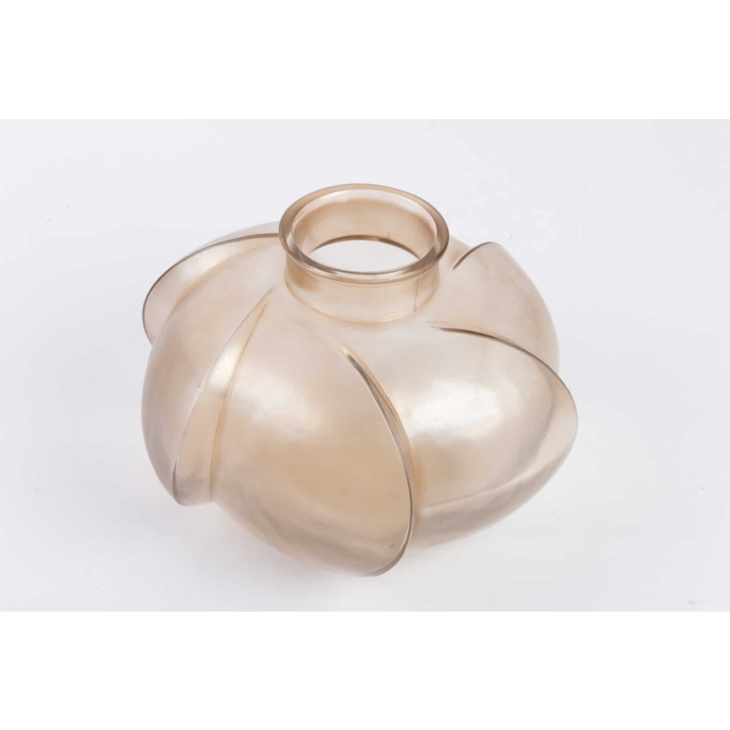 Vase « Périgord » verre blanc patiné sepia de René LALIQUE | Biron Vase « Périgord » verre blanc patiné sepia de René LALIQUE