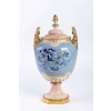 Vase couvert bleu pâle, or, rose et blanc Bohème 19e siècle | Biron ||||||||||||