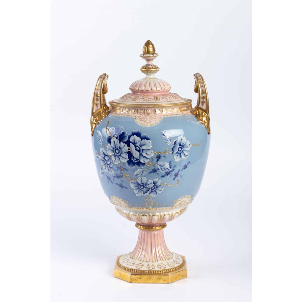Vase couvert bleu pâle, or, rose et blanc Bohème 19e siècle | Biron ||||||||||||