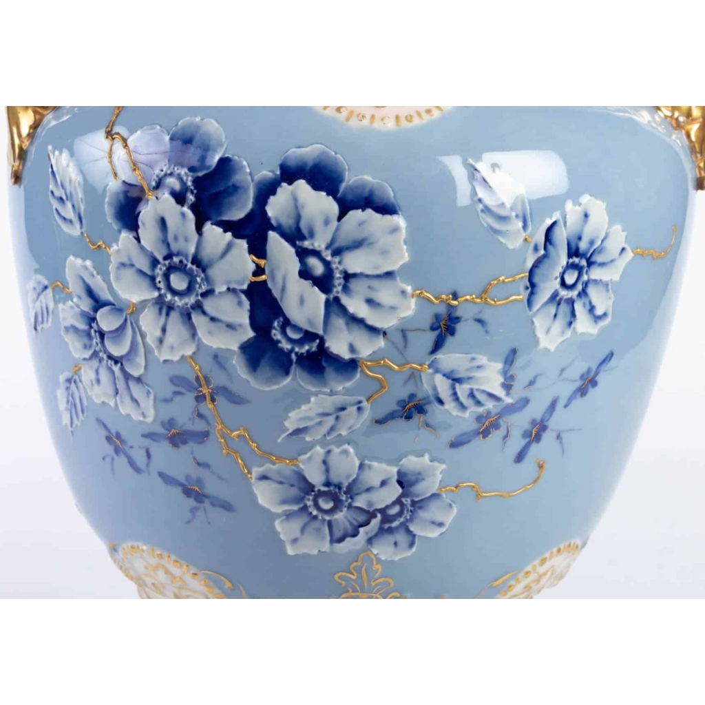 Vase couvert bleu pâle, or, rose et blanc Bohème 19e siècle | Biron Vase couvert bleu pâle, or, rose et blanc Bohème 19e siècle