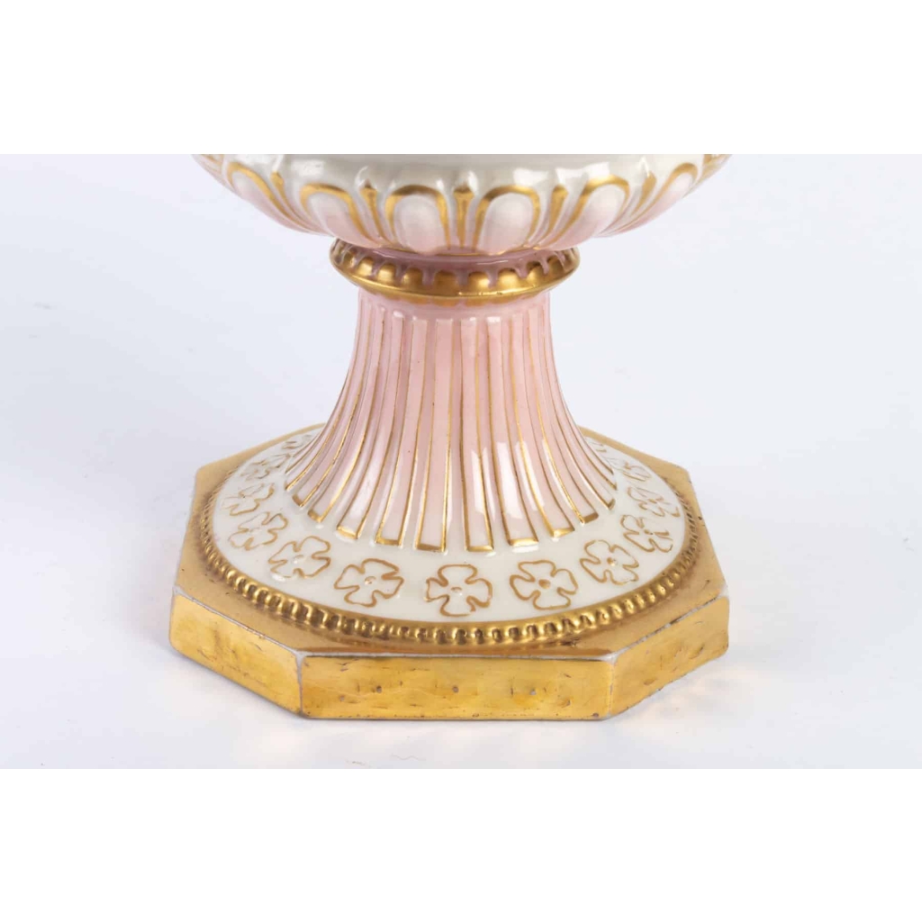 Vase couvert bleu pâle, or, rose et blanc Bohème 19e siècle | Biron Vase couvert bleu pâle, or, rose et blanc Bohème 19e siècle