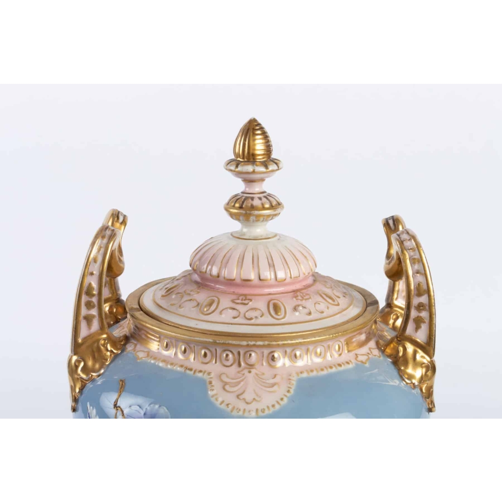 Vase couvert bleu pâle, or, rose et blanc Bohème 19e siècle | Biron Vase couvert bleu pâle, or, rose et blanc Bohème 19e siècle