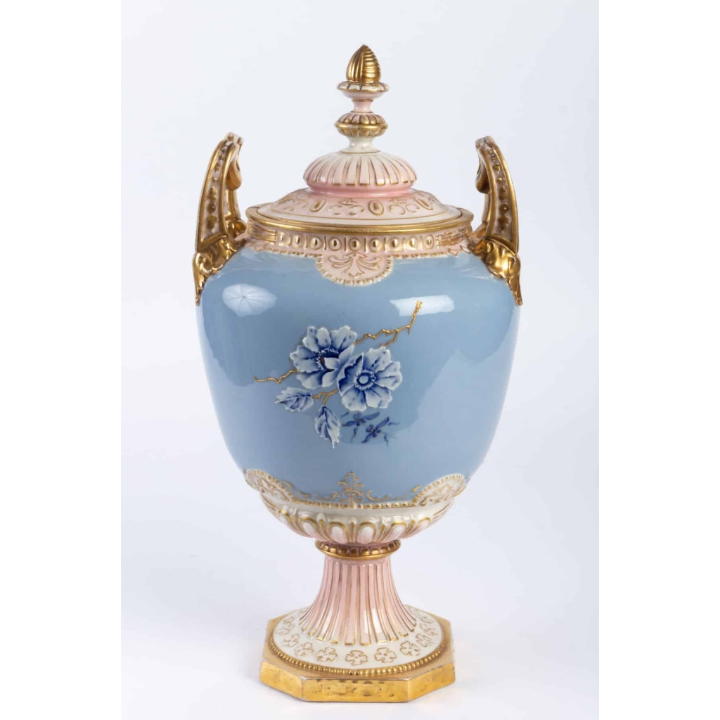 Vase couvert bleu pâle, or, rose et blanc Bohème 19e siècle | Biron Vase couvert bleu pâle, or, rose et blanc Bohème 19e siècle
