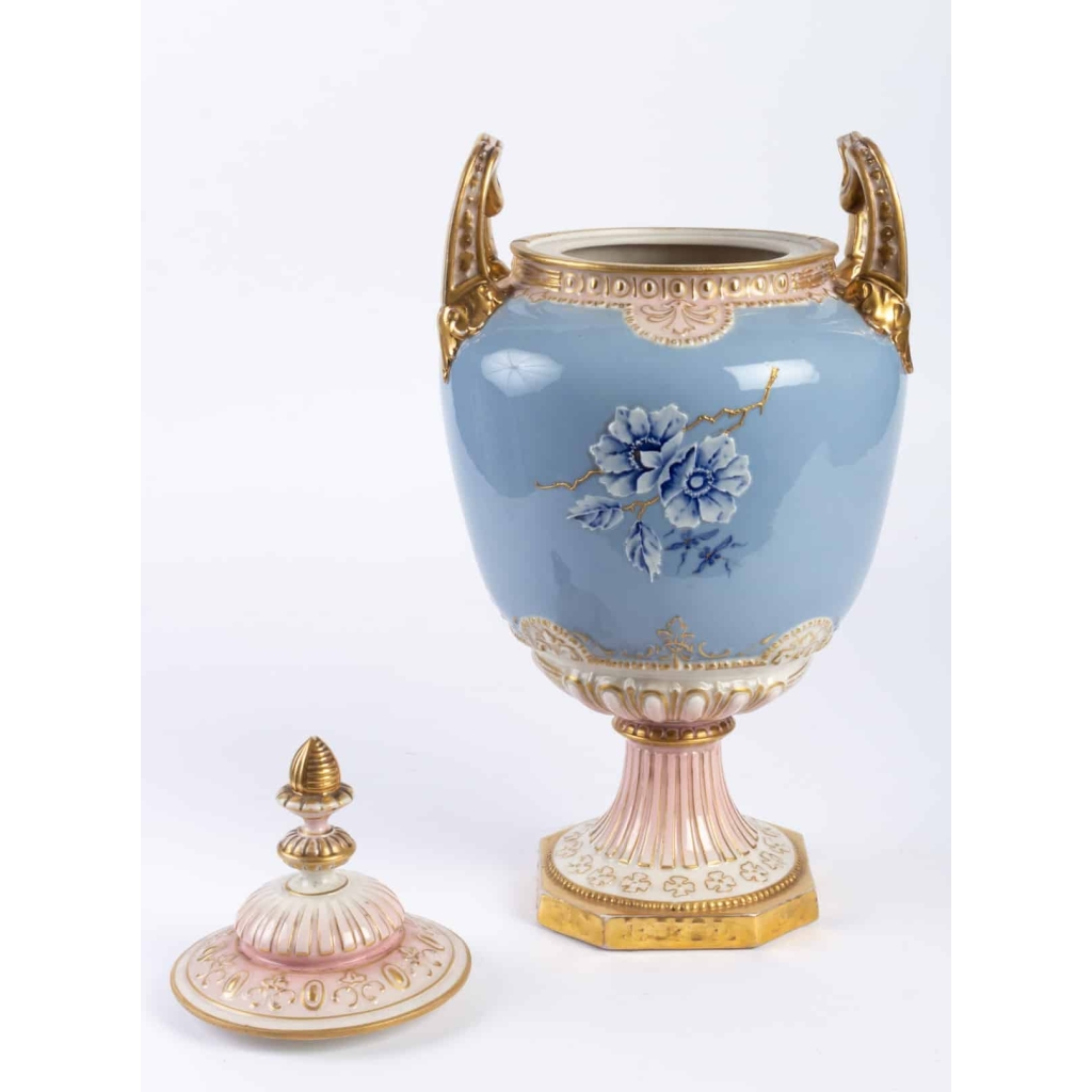 Vase couvert bleu pâle, or, rose et blanc Bohème 19e siècle | Biron Vase couvert bleu pâle, or, rose et blanc Bohème 19e siècle