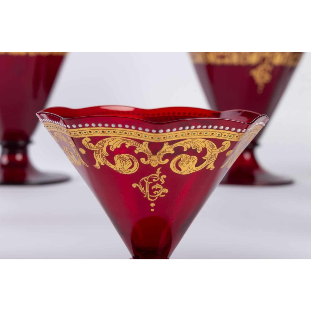 Service en verre de Venise rouge et or 1900 | Biron Service en verre de Venise rouge et or 1900