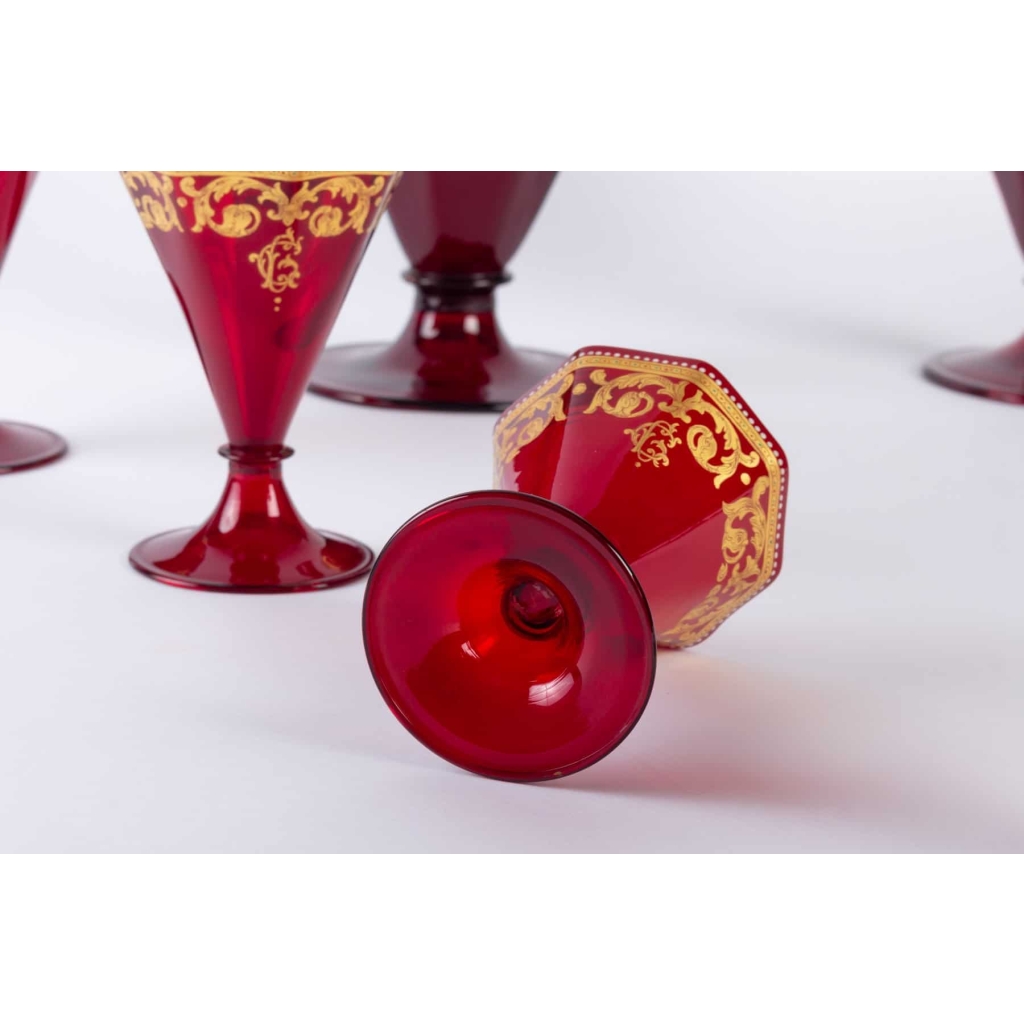 Service en verre de Venise rouge et or 1900 | Biron Service en verre de Venise rouge et or 1900