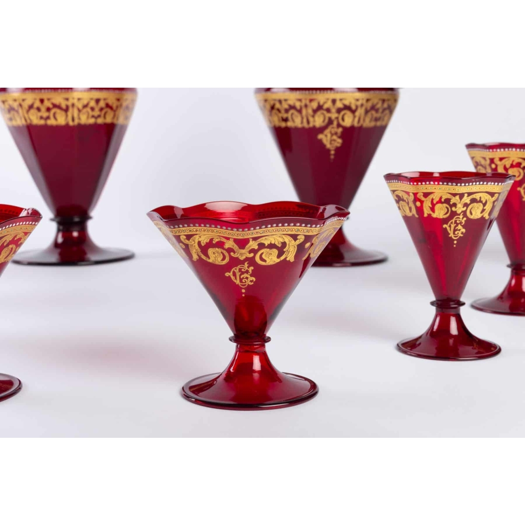 Service en verre de Venise rouge et or 1900 | Biron Service en verre de Venise rouge et or 1900