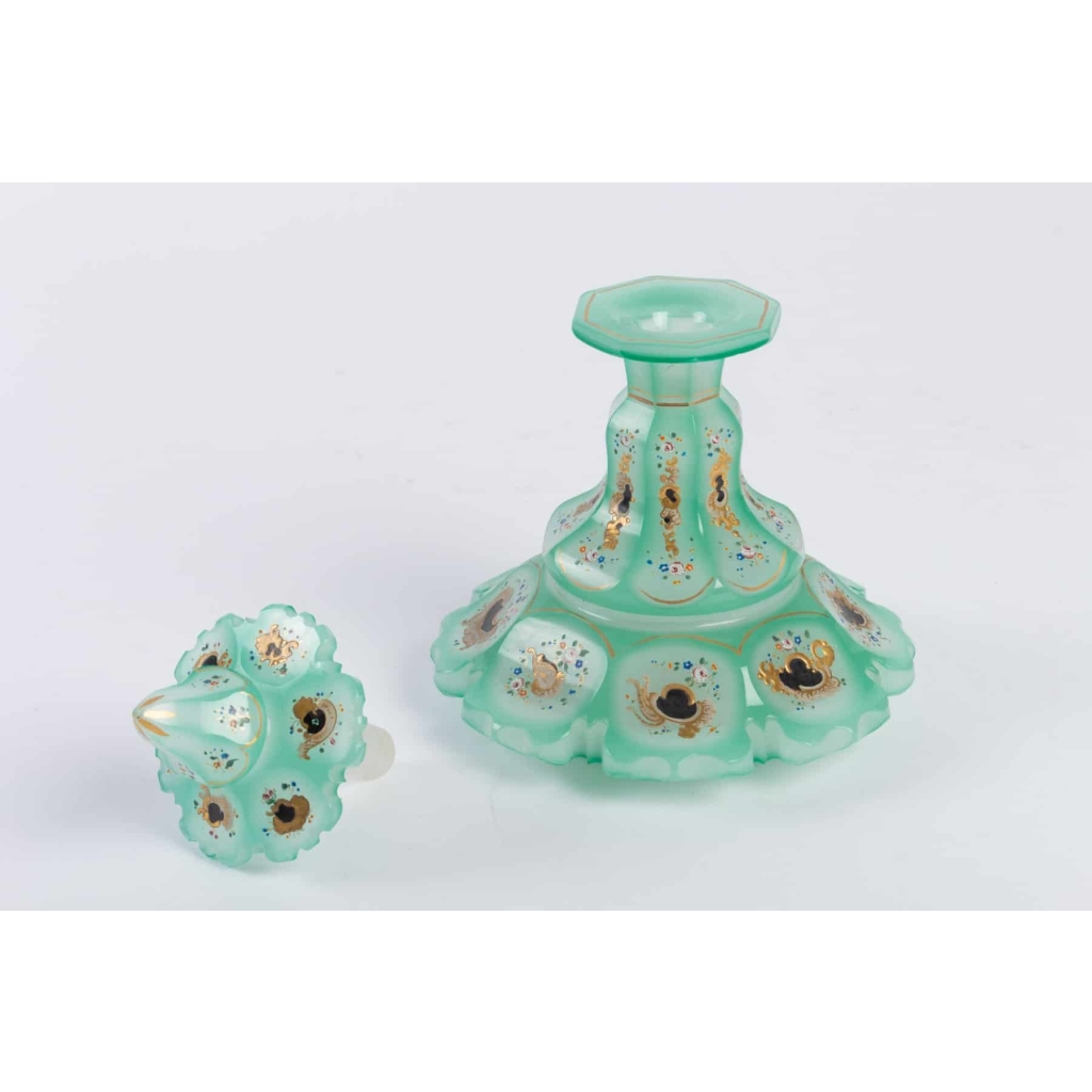 Flacon de parfum en opaline émaillée 19e siècle