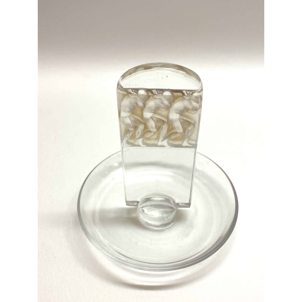Cendrier Baguier « Athlètes » verre blanc patiné sépia de René LALIQUE | Biron Cendrier Baguier "Athlètes" verre blanc patiné sépia de René LALIQUE