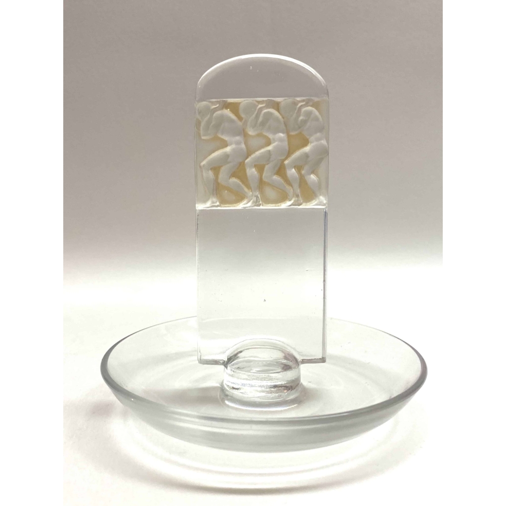 Cendrier Baguier « Athlètes » verre blanc patiné sépia de René LALIQUE | Biron Cendrier Baguier "Athlètes" verre blanc patiné sépia de René LALIQUE