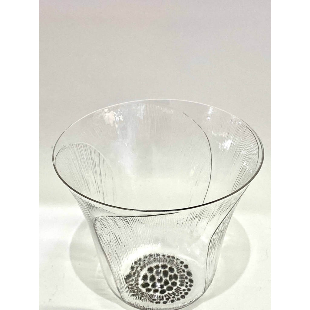 Suite de 12 Gobelets « Pavot » verre blanc émaillé noir d’origine de René LALIQUE | Biron Suite de 12 Gobelets "Pavot" verre blanc émaillé noir d'origine de René LALIQUE