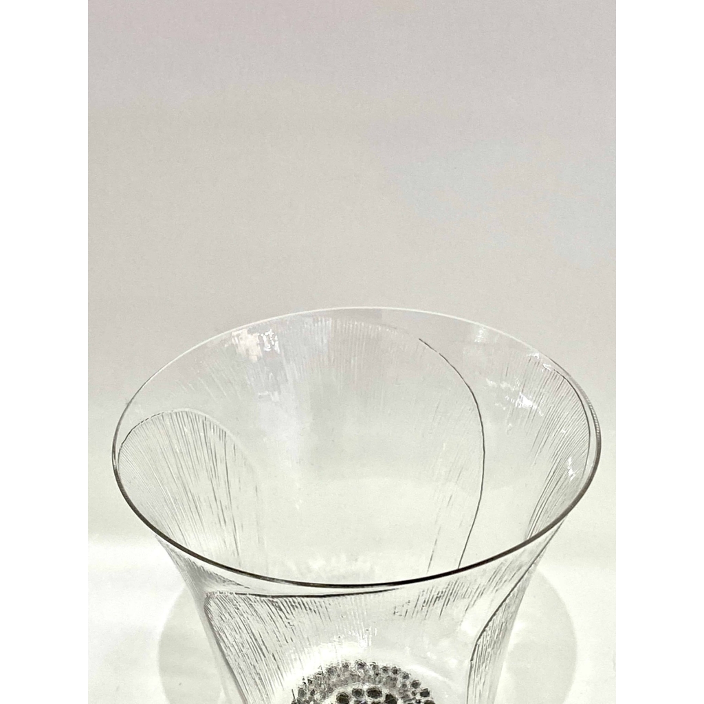 Suite de 12 Gobelets « Pavot » verre blanc émaillé noir d’origine de René LALIQUE | Biron Suite de 12 Gobelets "Pavot" verre blanc émaillé noir d'origine de René LALIQUE