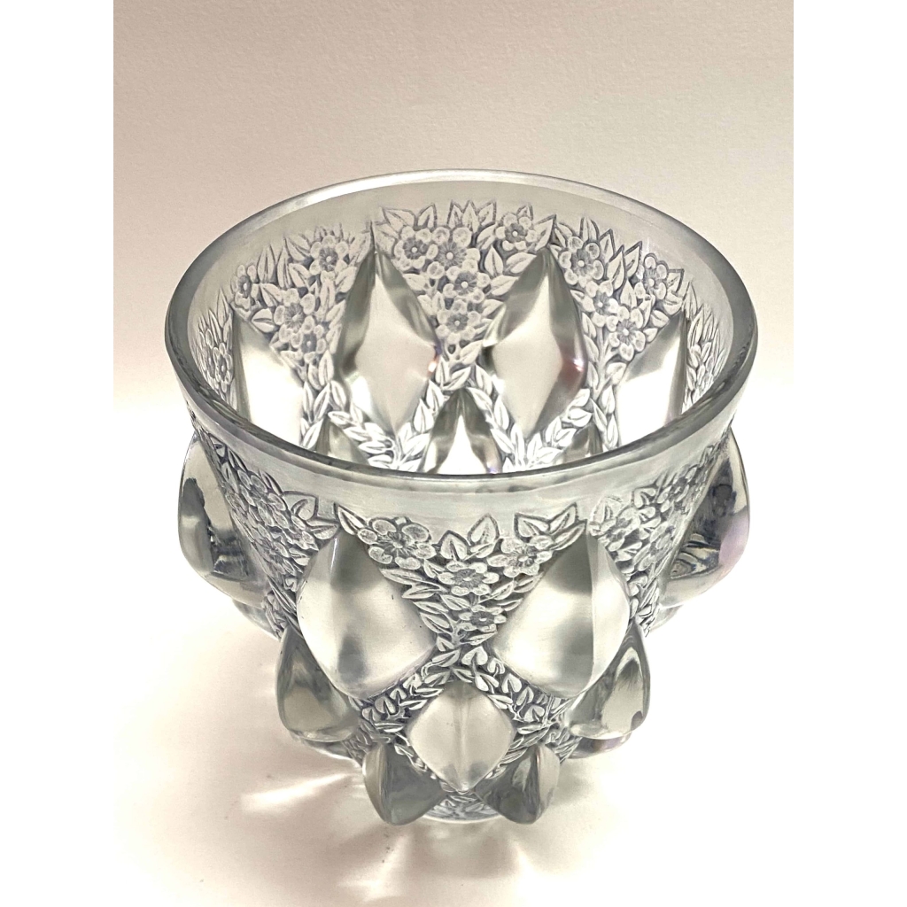 Vase « Rampillon » verre blanc patiné bleu-gris de René LALIQUE | Biron Vase "Rampillon" verre blanc patiné bleu-gris de René LALIQUE