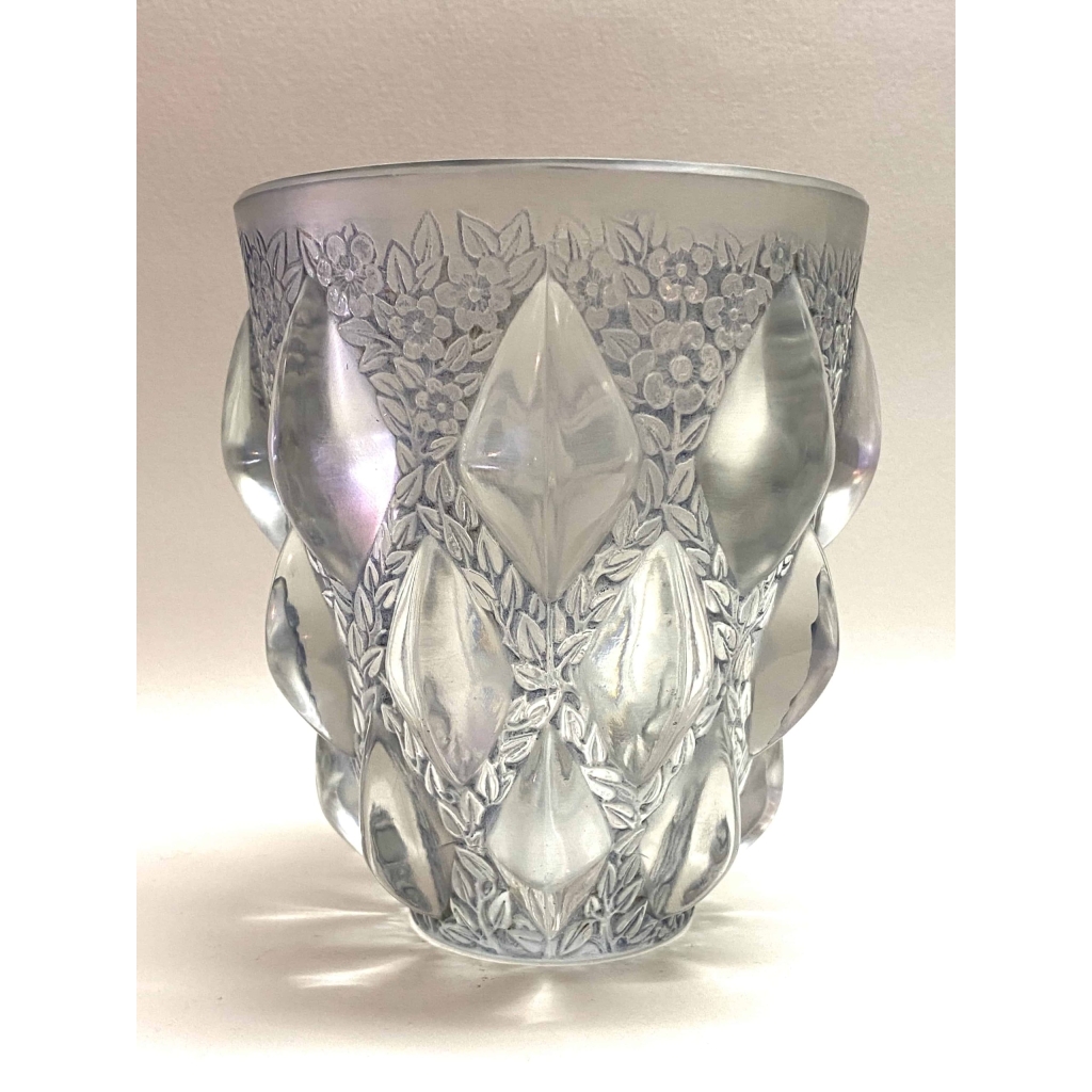 Vase « Rampillon » verre blanc patiné bleu-gris de René LALIQUE | Biron Vase "Rampillon" verre blanc patiné bleu-gris de René LALIQUE