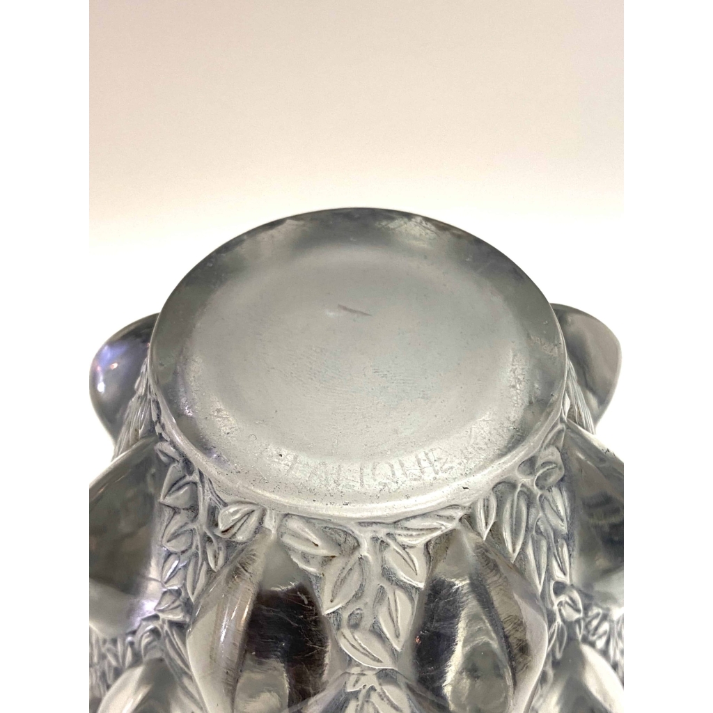 Vase « Rampillon » verre blanc patiné bleu-gris de René LALIQUE | Biron Vase "Rampillon" verre blanc patiné bleu-gris de René LALIQUE