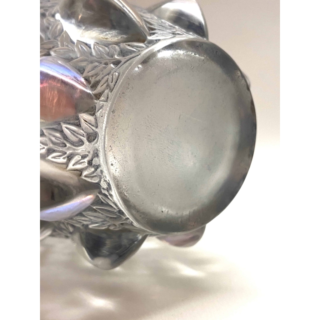Vase « Rampillon » verre blanc patiné bleu-gris de René LALIQUE | Biron Vase "Rampillon" verre blanc patiné bleu-gris de René LALIQUE