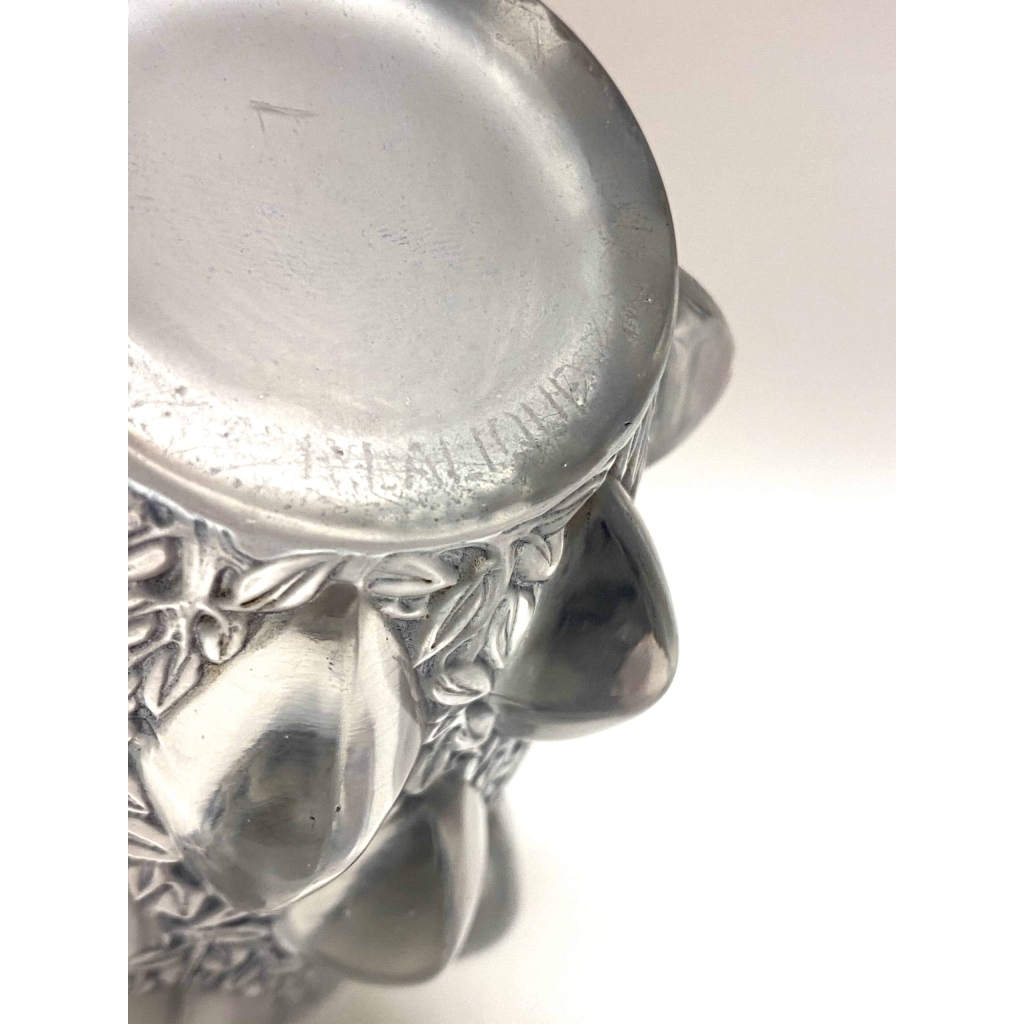 Vase « Rampillon » verre blanc patiné bleu-gris de René LALIQUE | Biron Vase "Rampillon" verre blanc patiné bleu-gris de René LALIQUE