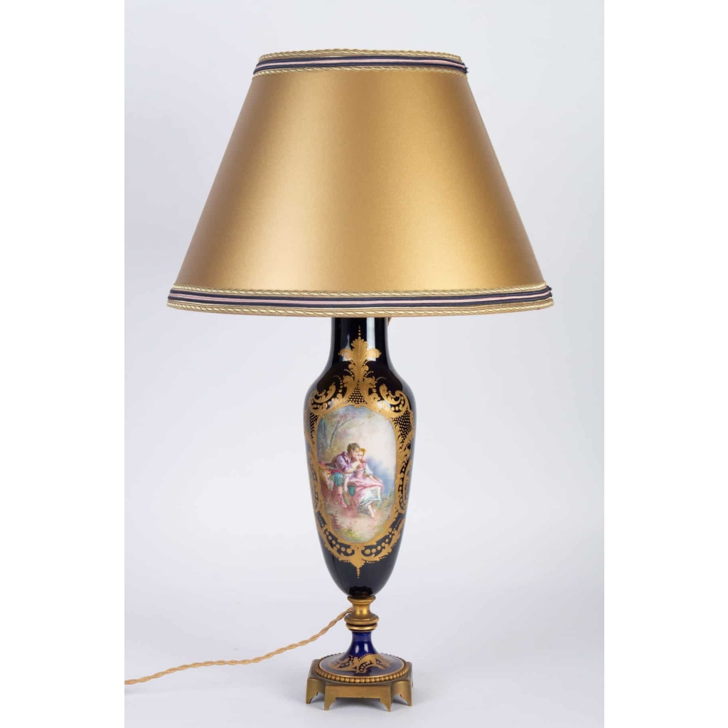 Lampe bleu de Sèvres à scènes galantes XIXème | Biron |||||||||