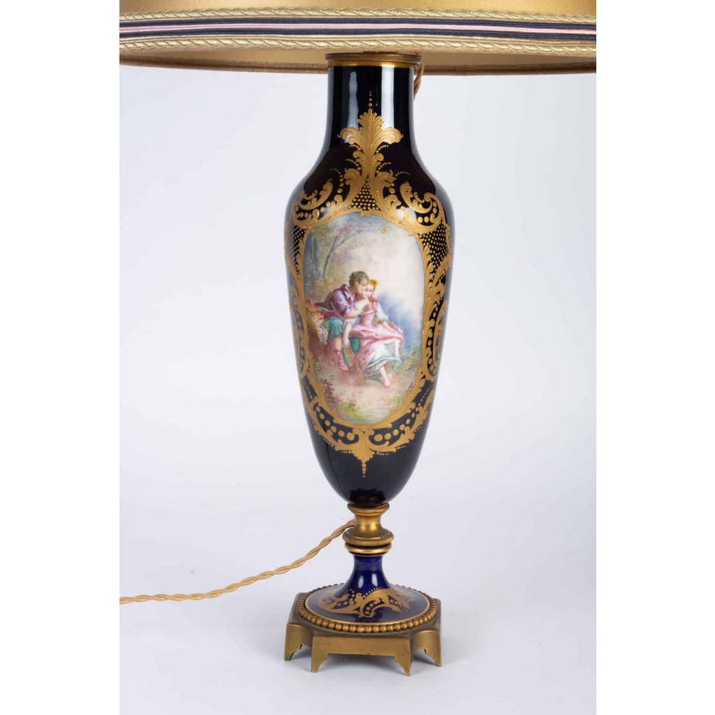 Lampe bleu de Sèvres à scènes galantes XIXème | Biron Lampe bleu de Sèvres à scènes galantes XIXème