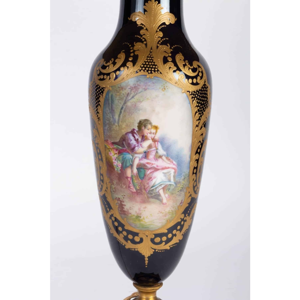 Lampe bleu de Sèvres à scènes galantes XIXème | Biron Lampe bleu de Sèvres à scènes galantes XIXème