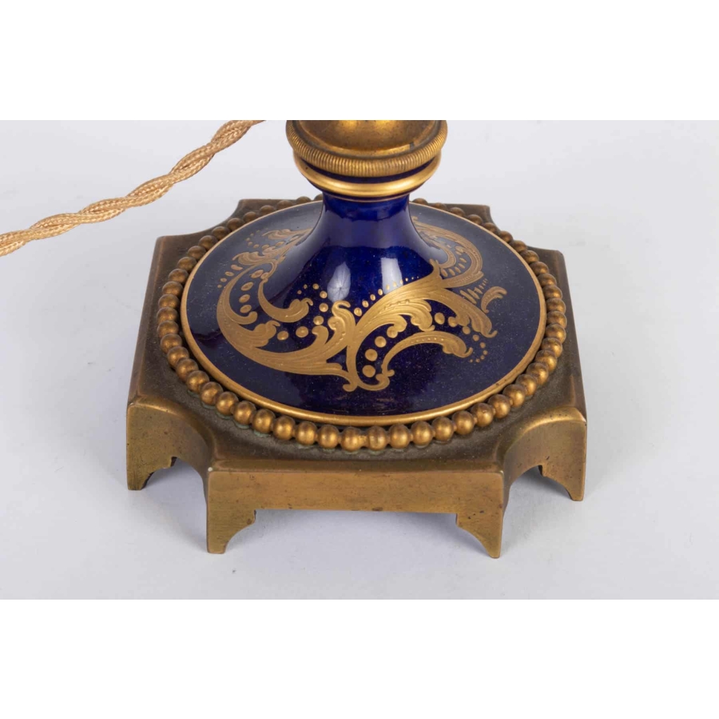 Lampe bleu de Sèvres à scènes galantes XIXème | Biron Lampe bleu de Sèvres à scènes galantes XIXème