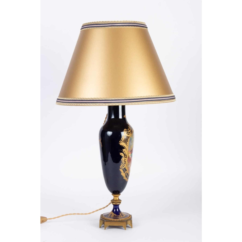 Lampe bleu de Sèvres à scènes galantes XIXème | Biron Lampe bleu de Sèvres à scènes galantes XIXème